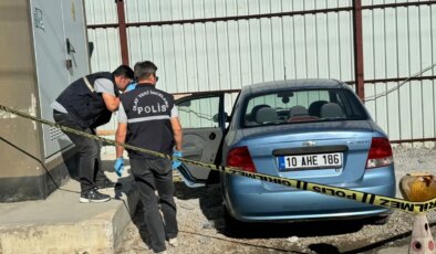 Antalya’da park halindeki otomobilde yarı çıplak erkek cesedi bulundu